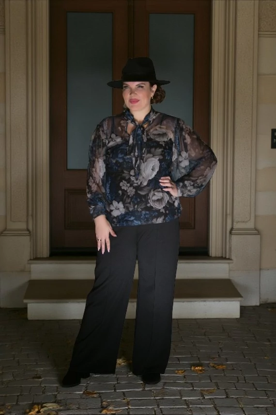 Mirtille necc blúz megkötös nyakkal - kék virágok